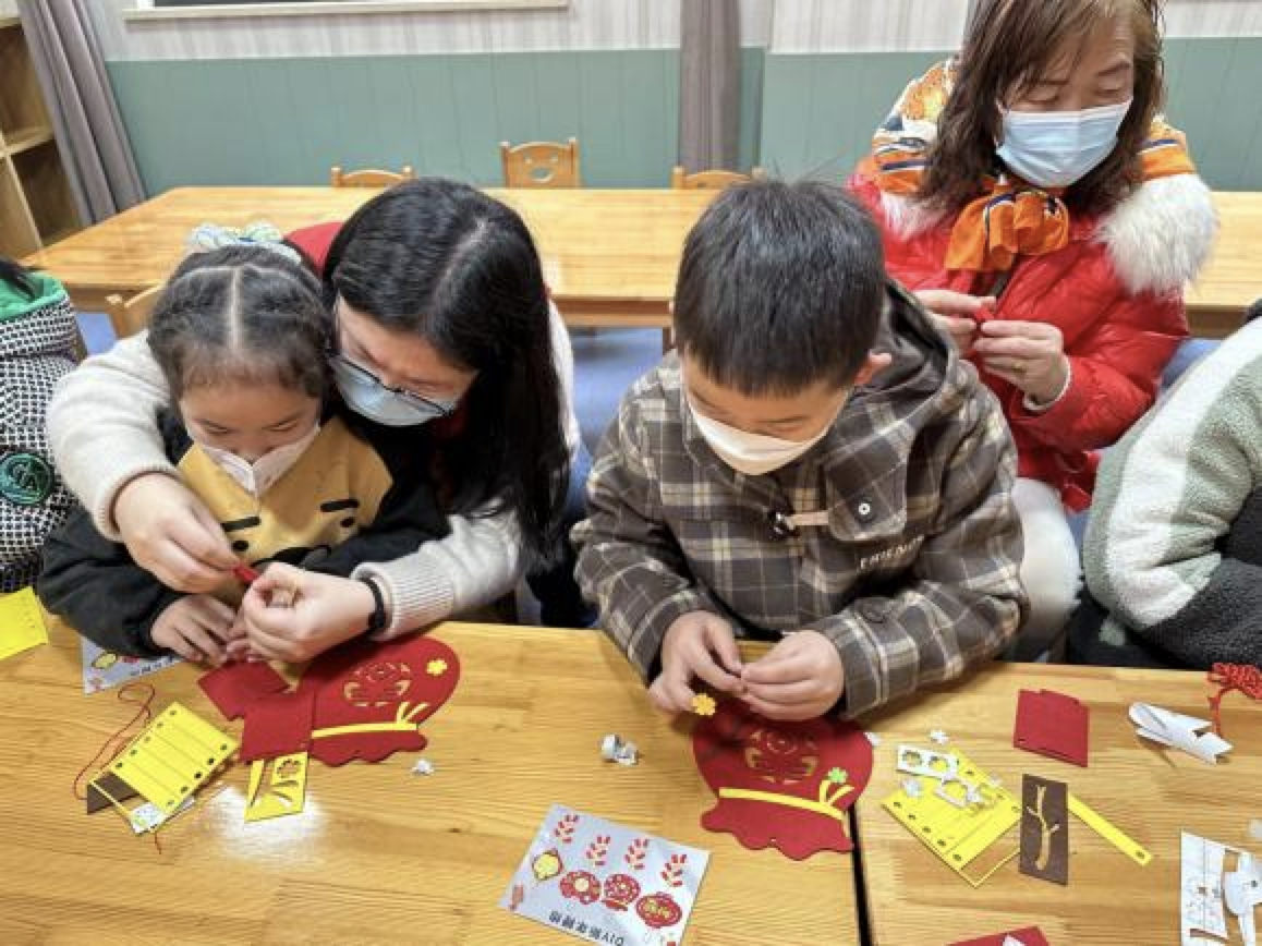 巧手做“鞭炮” 歡樂(lè)迎新春